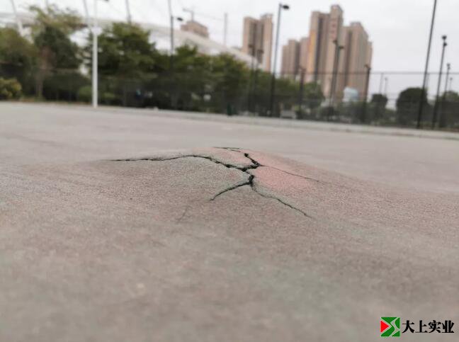 篮球场地面高度差2厘米