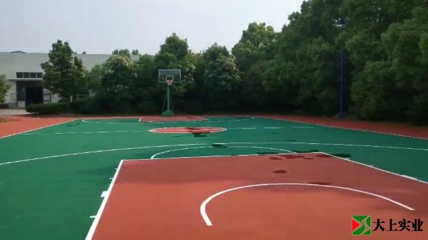 丙烯酸篮球场翻新后的效果