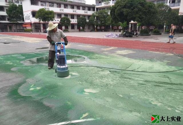篮球场施工中