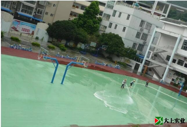 篮球场施工中