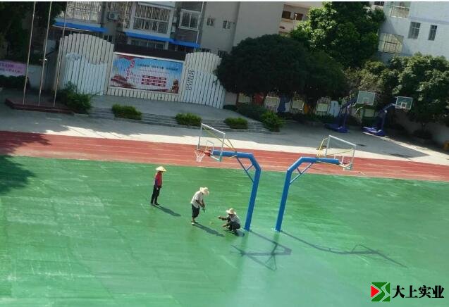 篮球场施工中