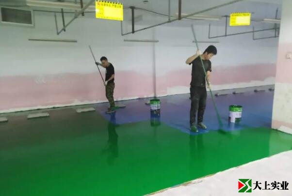 地下车库环氧地坪工人正在施工