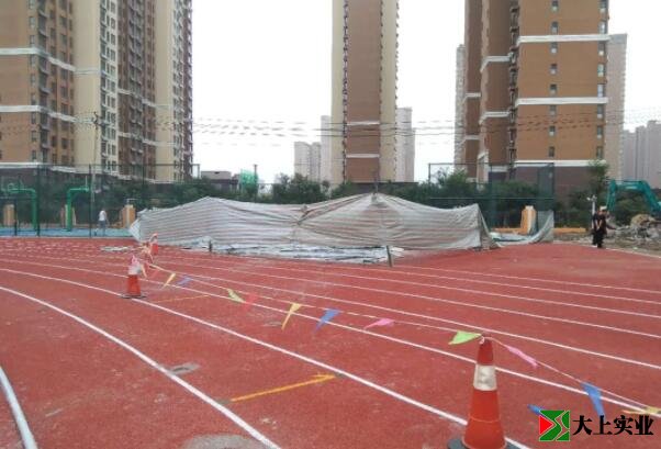 塑胶跑道问题处围挡