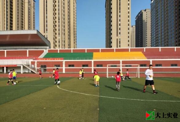 孩子们在足球场上训练