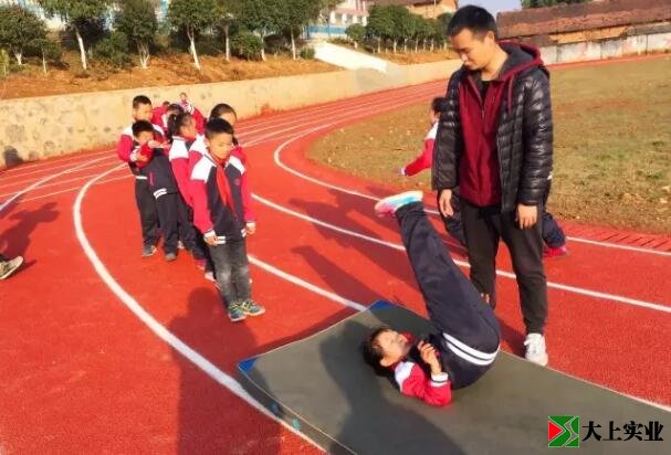 学生在塑胶运动场上体育课