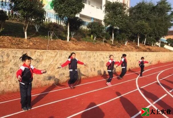 学生在塑胶运动场上体育课