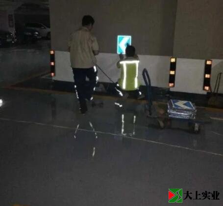 工人正在安装停车场指示牌