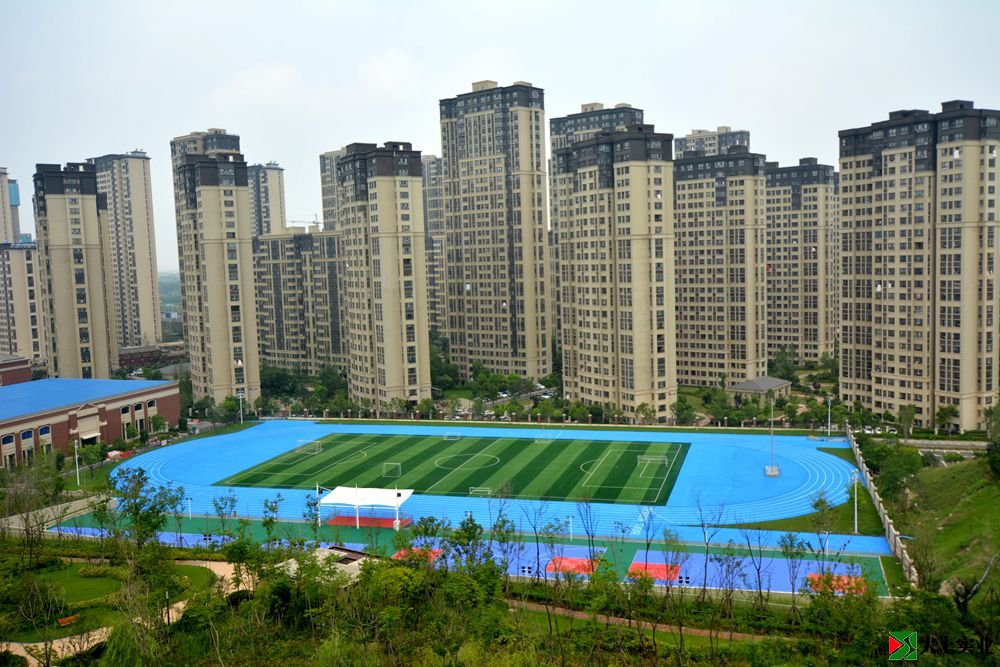 万科城民主小学校区蓝色操场