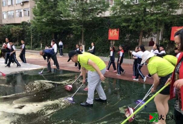 大家清洗塑胶运动场的场景