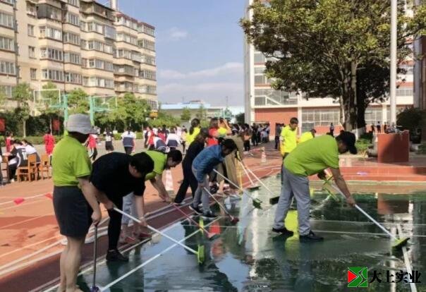 清洗塑胶运动场的场景