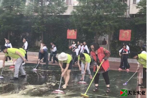 清洗塑胶运动场的场景