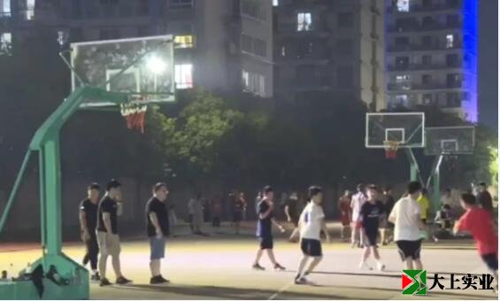 市民在塑胶球场上打球