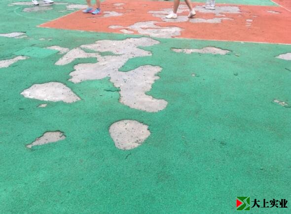 篮球场塑胶大片大片地脱落