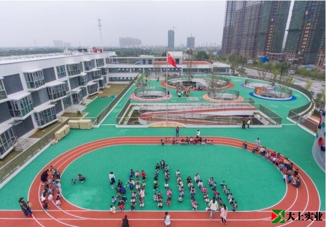孩子们在屋顶运动场上游戏