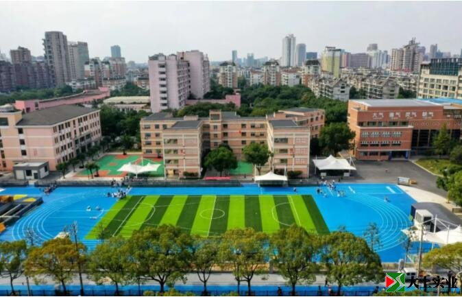 东苑小学蓝色塑胶跑道