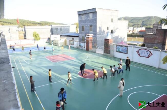 学校塑胶运动场建设完成