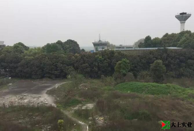 施工前杂乱的场地