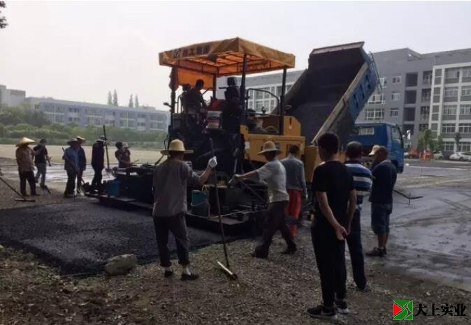 开始铺筑沥青混凝土