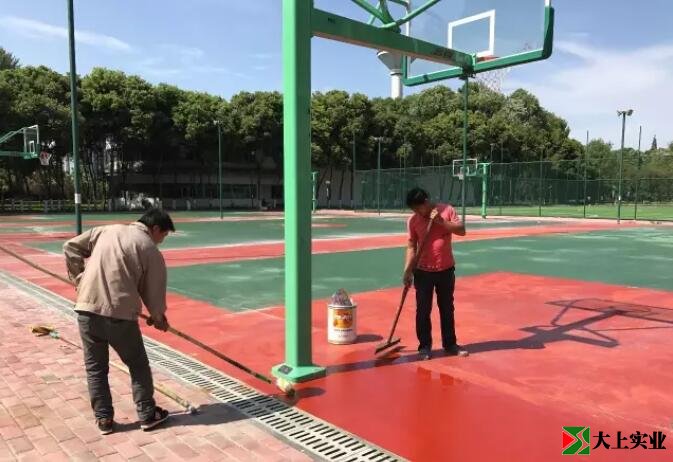对篮球场覆盖面漆