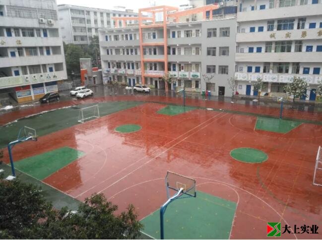 塑胶跑道除冰完成