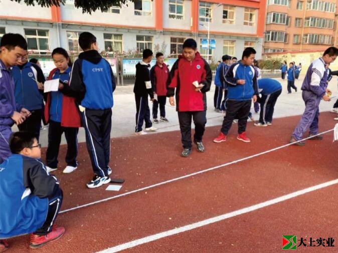 学生以小组为单位进行实地测量