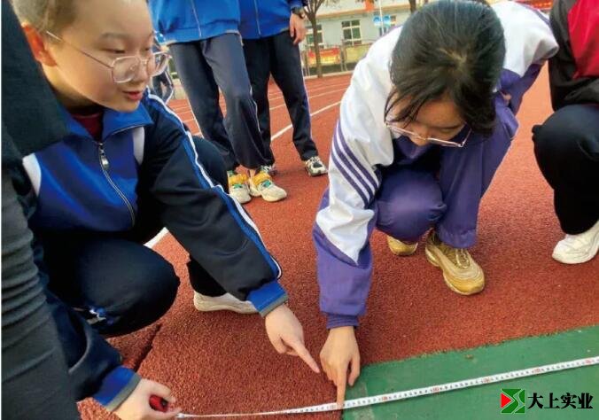 学生以小组为单位进行实地测量
