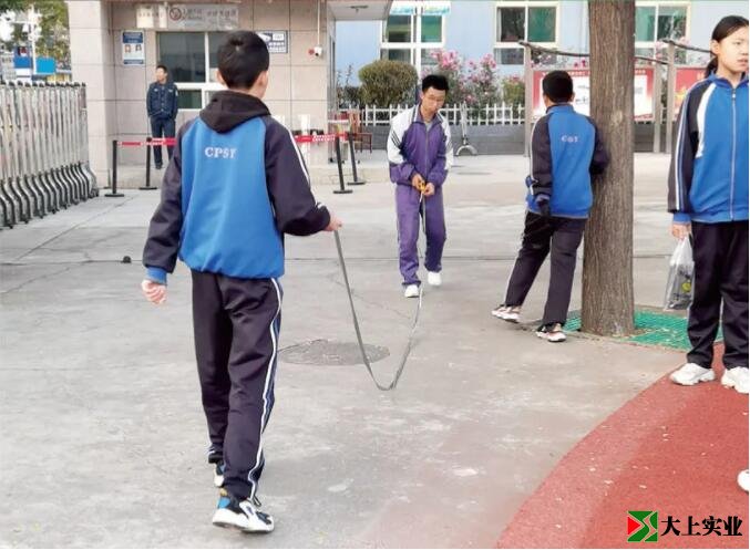 学生以小组为单位进行实地测量