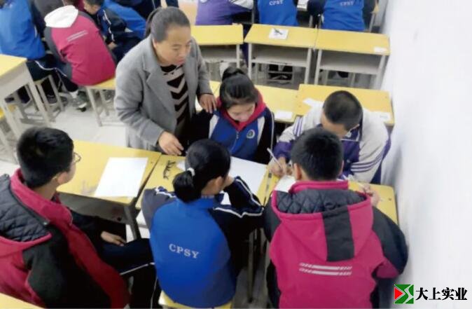 学生进行价格对比