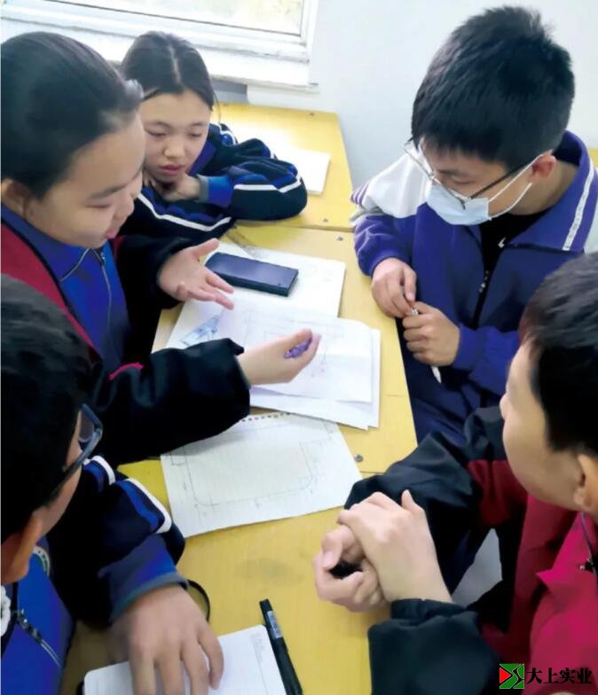 学生进行价格对比