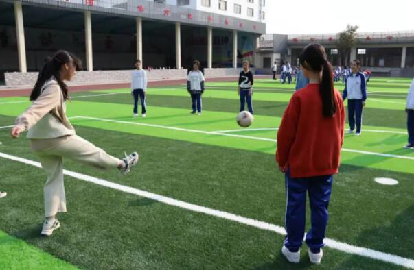 英姿飒爽的女同学也很棒！