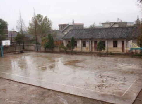 篮球场水泥地面