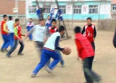 篮球场泥土地面