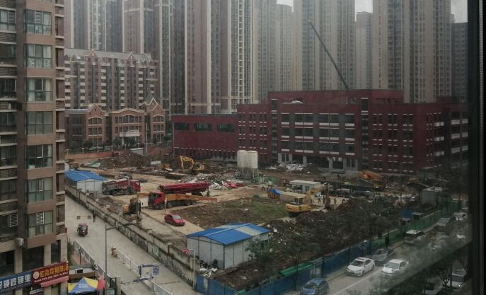 10天时间，一座学校塑胶跑道，建设完成