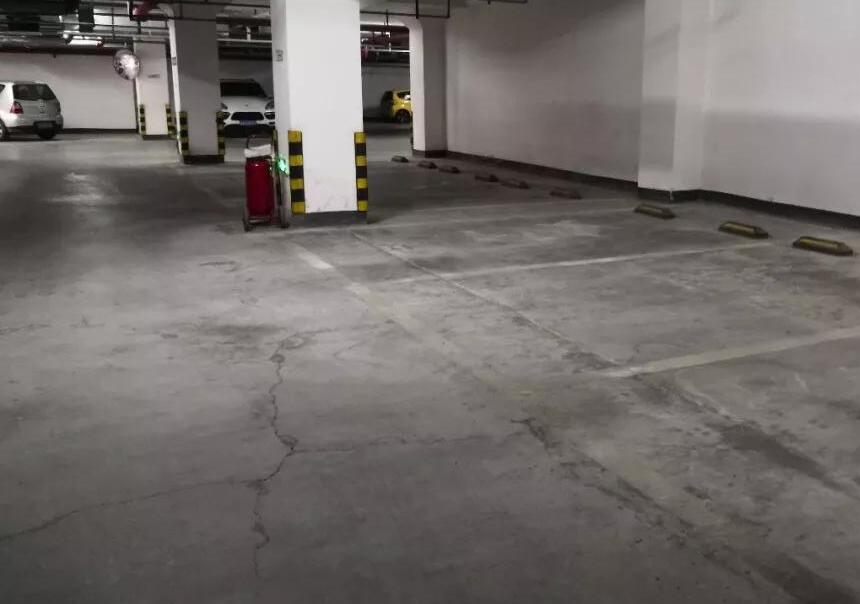 地下车库水泥地面