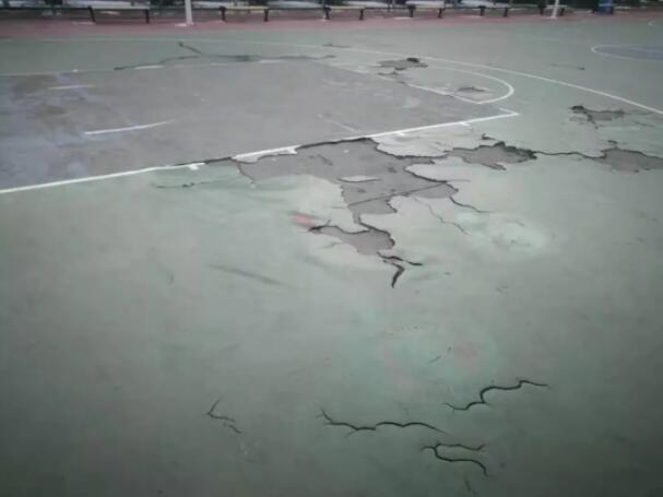 脱层破烂的篮球场地面