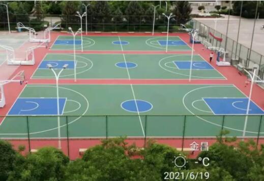 升级改造后的室外篮球场