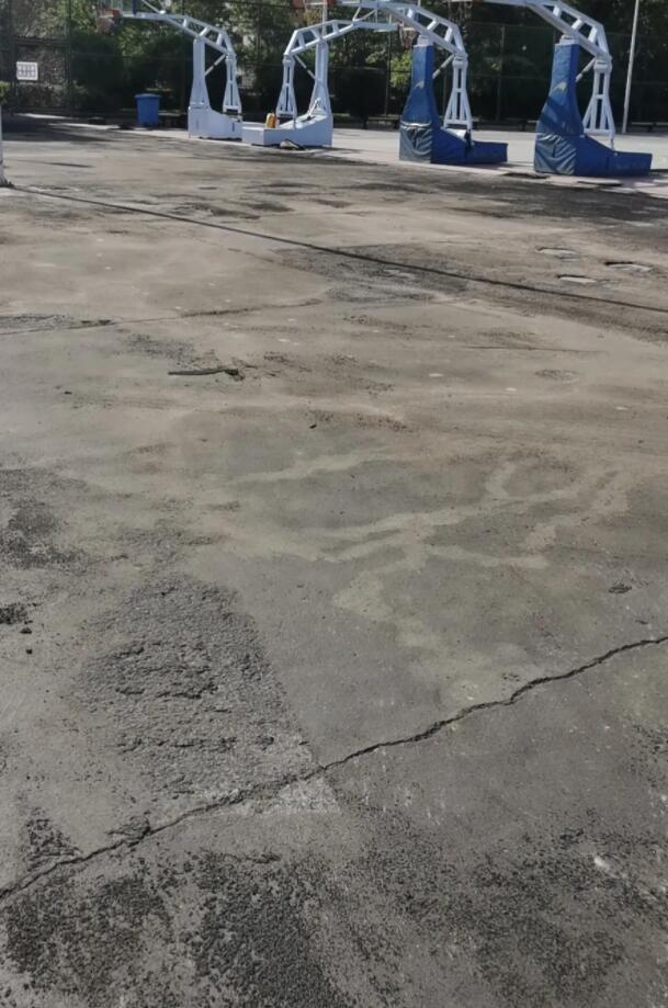 拆除破旧的篮球场场地