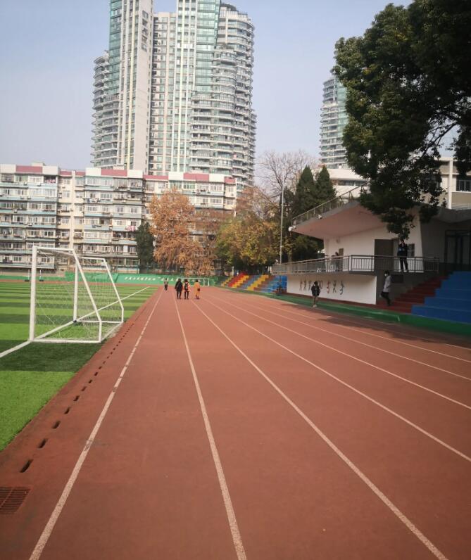 红色塑胶跑道