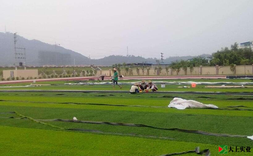 人造草足球场铺设