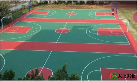 新建篮球场初成型