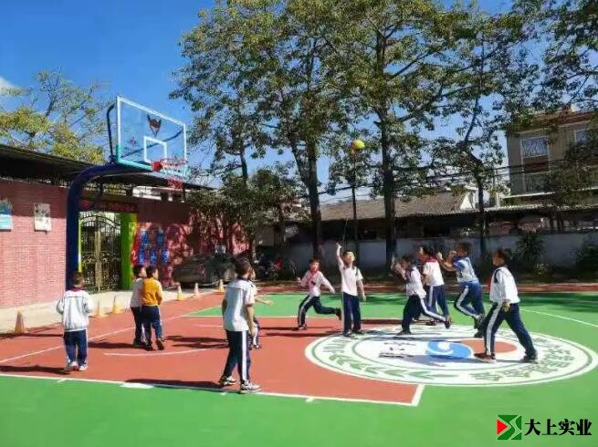 崭新的篮球场点亮了孩子们的童年