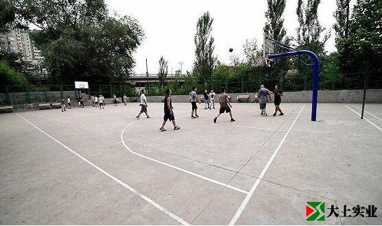 水泥地面的篮球场