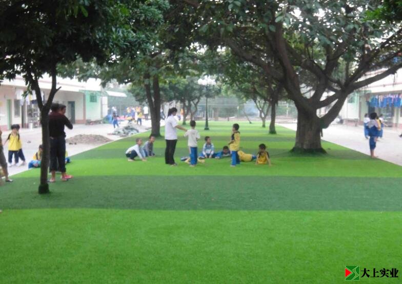 幼儿园铺设人造草坪