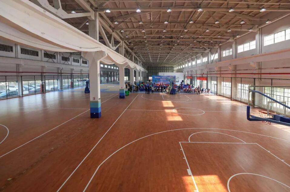厂房改造的篮球场
