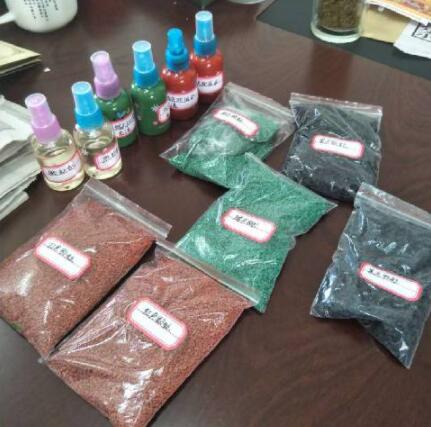 塑胶跑道原材料进行现场取样，取样检测材料分别是：黑色颗粒，红色颗粒，绿色颗粒，红色面漆，绿色面漆，胶水。