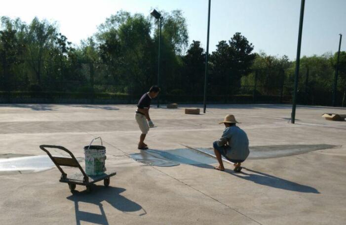 建造网球场铺水泥地面