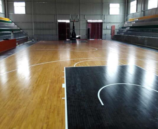 实木地板的篮球场