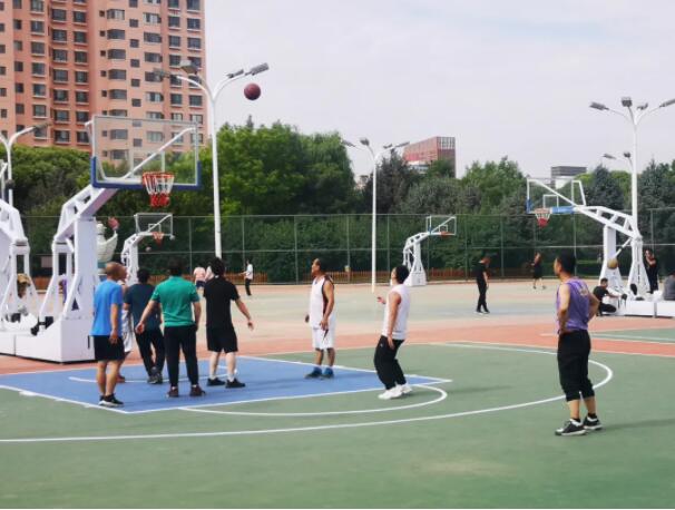 许多市民正在打篮球场