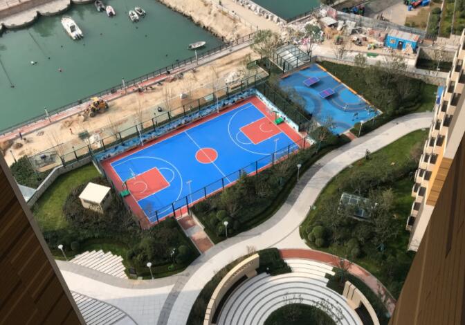 华润威海湾九里，小区自带海景篮球场