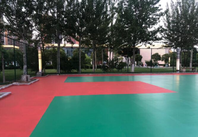 位于西安浐灞半岛城市广场的篮球场地，即将改造完毕
